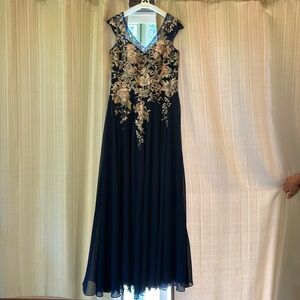 Elegant Cocktail Dress - Size 8